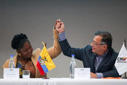 Francia Márquez y Gustavo Petro reciban las credenciales en la registraduría que los acreditan como vicepresidenta y presidente de Colombia respectivamente, este jueves en Bogotá.