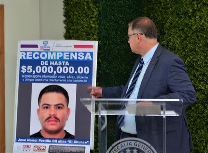 El fiscal del Estado de Chihuahua, Roberto Fierro, durante una conferencia de prensa en la que anunció la recompensa de 5 millones de pesos mexicanos por el presunto asesino de los dos padres jesuitas, José Noriel Portillo Gil, "El Chueco", el miércoles 22 de junio de 2022.