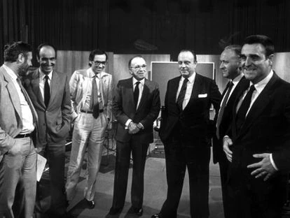 Desde la izquierda, José Luis Balbín, moderador, Miquel Roca (CiU), Alfonso Guerra (PSOE), Santiago Carrillo (PCE), Manuel Fraga (AP), Xabier Arzalluz (PNV) y Agustín Rodríguez Sahagún (CDS), poco antes de uno de los programas de 'La clave' de 1982.