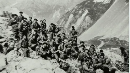 Varios soldados posan para la cámara en el documental 'Guerra sin nombre'.
