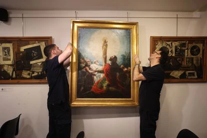 Unos operarios de Alcalá Subastas colocaban el miércoles el cuadro de Goya para su exposición antes de ser subastado. 