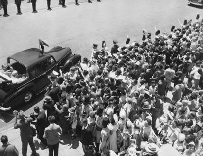El 6 de febrero de 1952 fallecía el rey Jorge VI. La entonces princesa conocía la noticia durante su estancia en Kenia en un viaje oficial por los países de la Mancomunidad de Naciones. En la imagen, Isabel II y su marido, el duque de Edimburgo, vitoreados por las calles de Nairobi, el 3 de febrero de ese año.