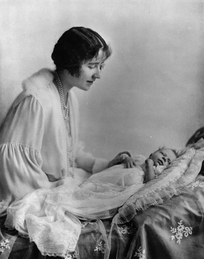 Isabel, duquesa de York, con su hija, la futura reina Isabel II, nacida el 21 de abril de 1926.
