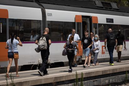 Usuarios de Rodalies de Renfe, en una fotografía de archivo.