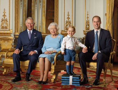 Cuatro generaciones en una imagen. En esta fotografía, difundida por el palacio de Buckingham en abril de 2016 para celebrar los 90 años Isabel II, la monarca aparece acompañada de los tres herederos al trono británico. De izquierda a derecha, su hijo Carlos de Inglaterra y el príncipe Jorge cogido de la mano de su padre, Guillermo de Inglaterra.