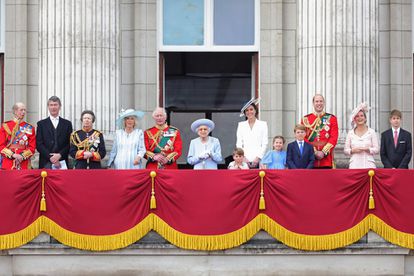 Sobreponiéndose una vez más a las adversidades, Isabel II celebró el pasado mes de junio sus 70 años en el trono con un Jubileo de Platino. Durante los diversos actos que se sucedieron en su honor ya se vio a una monarca con una salud débil y problemas de movilidad que le obligaban a moverse con un bastón. De hecho, no estuvo presente en la misa de Acción de gracias en la catedral de San Pablo y que estuvo presidida por su hijo Carlos.