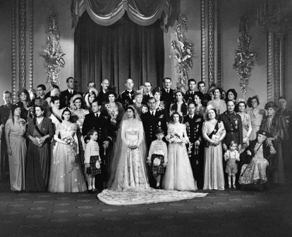 Foto de familia del día de la boda de la princesa Isabel y Felipe de Edimburgo, celebrada el 20 de noviembre de 1947 en la abadía de Westminster, en Londres.