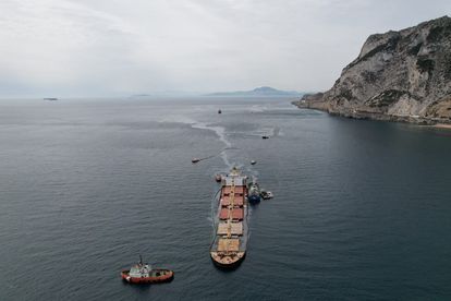 La mancha de fueloil originada por el 'OS35' se está intentando contener y recoger con barreras y equipos anticontaminación.