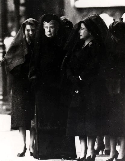 De izquierda a derecha, la princesa Isabel, su abuela, la reina María de Teck, y la reina madre, Isabel Bowes-Lyon, permanecen en la entrada de Westminster, donde fue trasladado el féretro del rey Jorge VI de Inglaterra, en Londres en febrero de 1952.