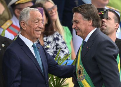El presidente de Brasil, Jair Bolsonaro, y el presidente de Portugal, Marcelo de Souza, hablan durante un desfile militar para conmemorar el 200 aniversario de la independencia de Brasil, en Brasilia, el 7 de septiembre de 2022.