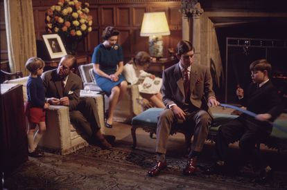 La familia real británica, en 1969. Desde la izquierda, el príncipe Eduardo, Felipe de Edimburgo, la reina Isabel, la princesa Ana, y los príncipes Carlos y Andrés.