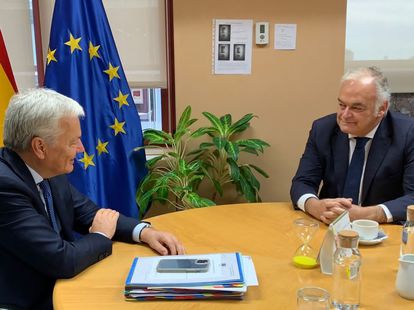 l comisario europeo de Justicia, Didier Reynders, en su reunión con el vicesecretario de Institucional del PP, Esteban González Pons, este jueves.