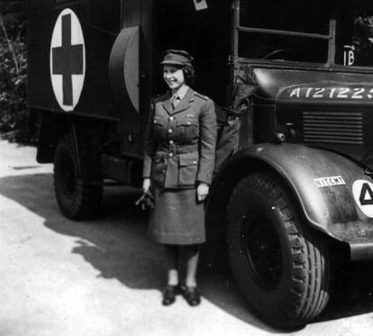 La entonces princesa Isabel posa, el 10 de abril de 1945, delante de un camión de la Cruz Roja. La futura reina sirvió como mecánica durante la II Guerra Mundial.