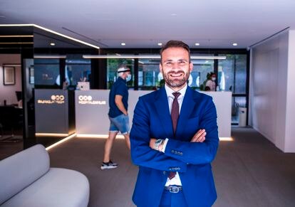 Óscar Mendoza, CEO de Hospital Capilar, en la recepción de su clínica en Madrid.