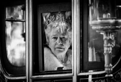 La Reina Isabel II se traslada en carruaje desde el Palacio de Buckingham hasta el Palacio de Westminster, para asistir a la apertura del Parlamento, el 6 de noviembre de 2007.