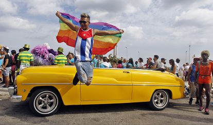 Un hombre durante una protesta contra la homofobia en La Habana, Cuba, en mayo de 2017.