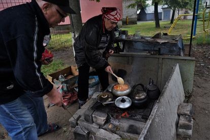 Una mujer cocina en la calle en la ciudad de Izium, este jueves.