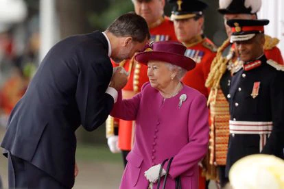 El Rey Felipe VI saluda a la reina Isabel II en Lodnres durante su primera visita de Estado a Inglaterra, el 12 de julio de 2012.