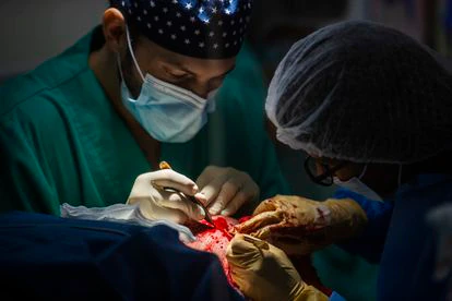 Sanitarios intervienen sobre la cabeza de un paciente.