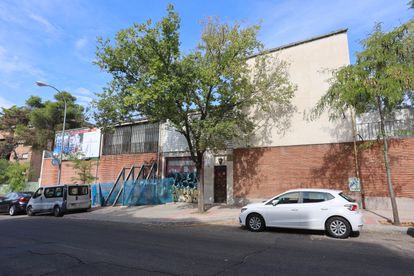 Fachada de la Casa Vallet, en el distrito de Ciudad Lineal, este lunes.