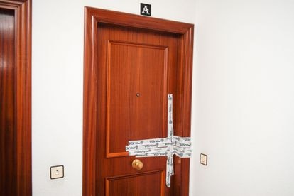 Los agentes lograron entrar en la casa y encontraron a la niña ya fallecida tendida en la cama junto a su madre. EFE/ Eloy Alonso