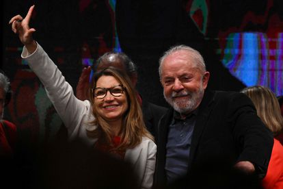 El expresidente Lula da Silva junto a su esposa, Rosangela, la noche de este domingo en São Paulo.
