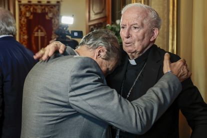 Una persona abraza en el palacio arzobispal de Valencia al cardenal Antonio Cañizares este lunes.