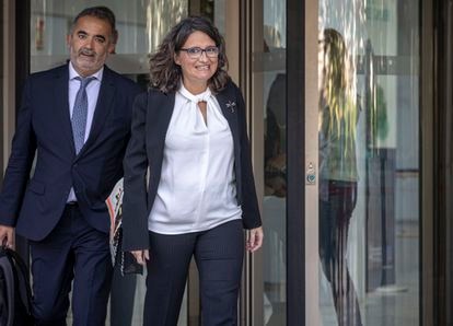 Mónica Oltra, acompañada de su abogado, en un receso de su declaración ante el juzgado el pasado 19 de septiembre.