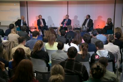 Mesa redonda donde Carlos Núñez; presidente ejecutivo de PRISA Media, Ignacio Ybarra; presidente del Grupo Vocento, Alfonso Billón de Mendoza; presidente-editor del Grupo El Debate y Asís Martín de Cabiedes; presidente ejecutivo de Europa Press han conversado sobre los retos en el sector de los medios de comunicación.
