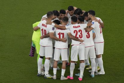 Los jugadores de Irán se reunen antes del encuentro contra EE UU del grupo B en el estadio Al Thumama en Doha.