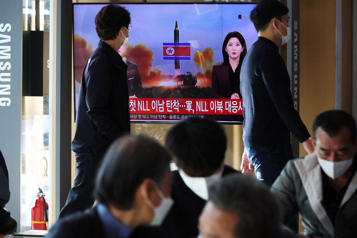 Corea del Norte lanza un misil que sobrevuela por primera vez desde la guerra la frontera marítima con el Sur