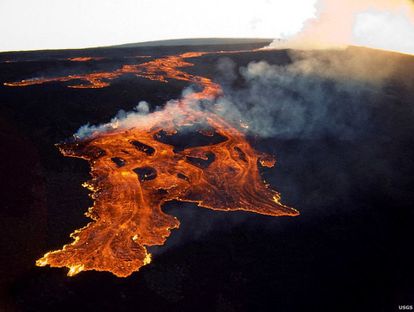 Imagen aérea provista por el Servicio Geológico de EE UU que muestra la lava en la zona de la caldera del Mauna Loa.