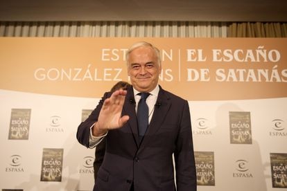 El vicesecretario general institucional del PP, Esteban González Pons, saluda a su llegada a la presentación de su libro ‘El escaño de Satanás’, este miércoles en Madrid.
