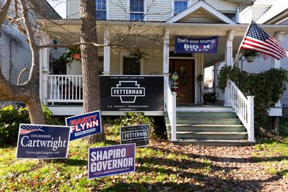 Carteles electorales demócratas ante una vivienda en la ciudad de Wilkes-Barre (Pensilvania).