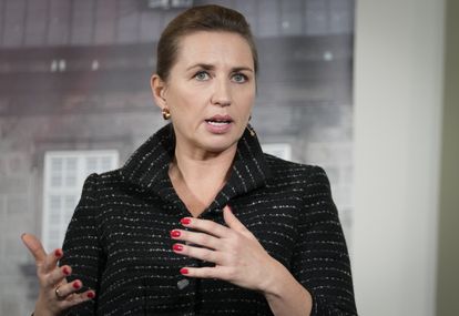 Mette Frederiksen, este miércoles en Copenhague, poco después de presentar su dimisión a la reina Margarita II.