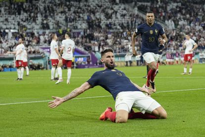 El delantero francés Giroud festeja su gol. 