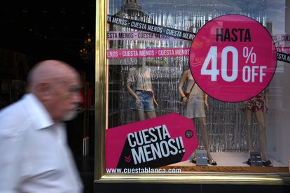Un hombre camina delante de una tienda de ropa en el centro de Buenos Aires, el 12 de enero de 2022.