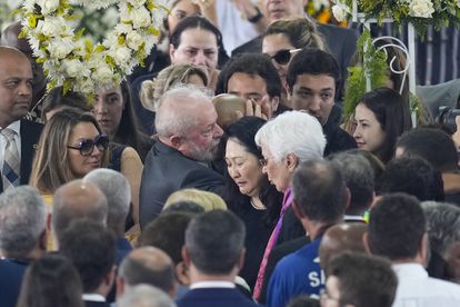 El presidente Lula consuela a los parientes de Pelé este martes en el velatorio, celebrado en Vila Belmiro, en Santos (São Paulo).