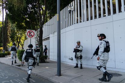 Agentes de la Guardia Nacional afuera de la Fiscalía General de la República en Ciudad de México, a donde fue trasladado Guzmán.