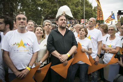 Oriol Junqueras, en el centro, en una manifestación independentista, junto a Carme Forcadell y Raül Romeva (a su izquierda).
