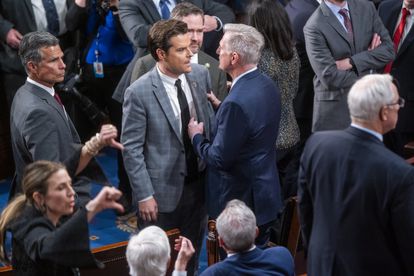 Kevin McCarthy se encara con el representante por Florida Matt Gaetz tras la 14ª votación.