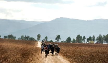 Grupo de jóvenes camino de las furgonetas en la rave.