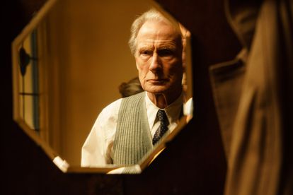 El actor Bill Nighy, en una escena de la película 'Living'.