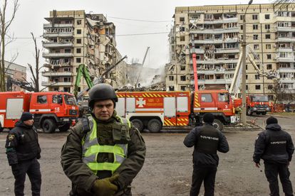 Las fuerzas de seguridad ucrania acordonan el edificio bombardeado en Dnipró, donde este domingo continuaban las labores de rescate.