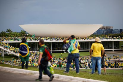 Los seguidores del expresidente de Brasil, Jair Bolsonaro, invaden las instalaciones del Congreso del país, este domingo en Brasilia.