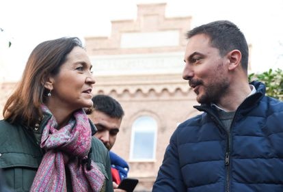 El secretario general del PSOE-M, Juan Lobato, junto a la candidata del PSOE al Ayuntamiento de Madrid, Reyes Maroto, conversan a su llegada al hospital Niño Jesús, a 13 de enero de 2023, en Madrid (España).