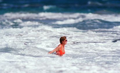La princesa Diana de Gales, una de las mujeres más fotografiadas del mundo, bañándose en la isla Nieves, en el Caribe, en enero de 1993.