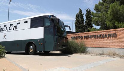Un autobús de la Guardia Civil para el traslado de presos, a la entrada de la cárcel de Zuera (Zaragoza) en una imagen de archivo.