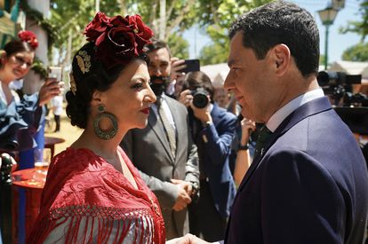 Juan Manuel Moreno y Macarena Olona, en la Feria de Abril de Sevilla de 2022.