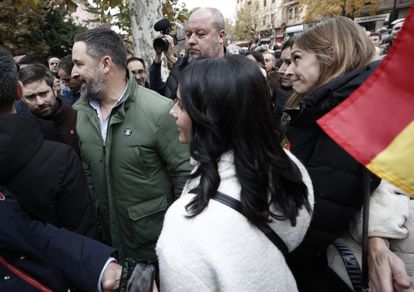 Santiago Abascal e Inés Arrimadas, en una concentración de apoyo a la Guardia Civil en Pamplona, el 11 de diciembre.